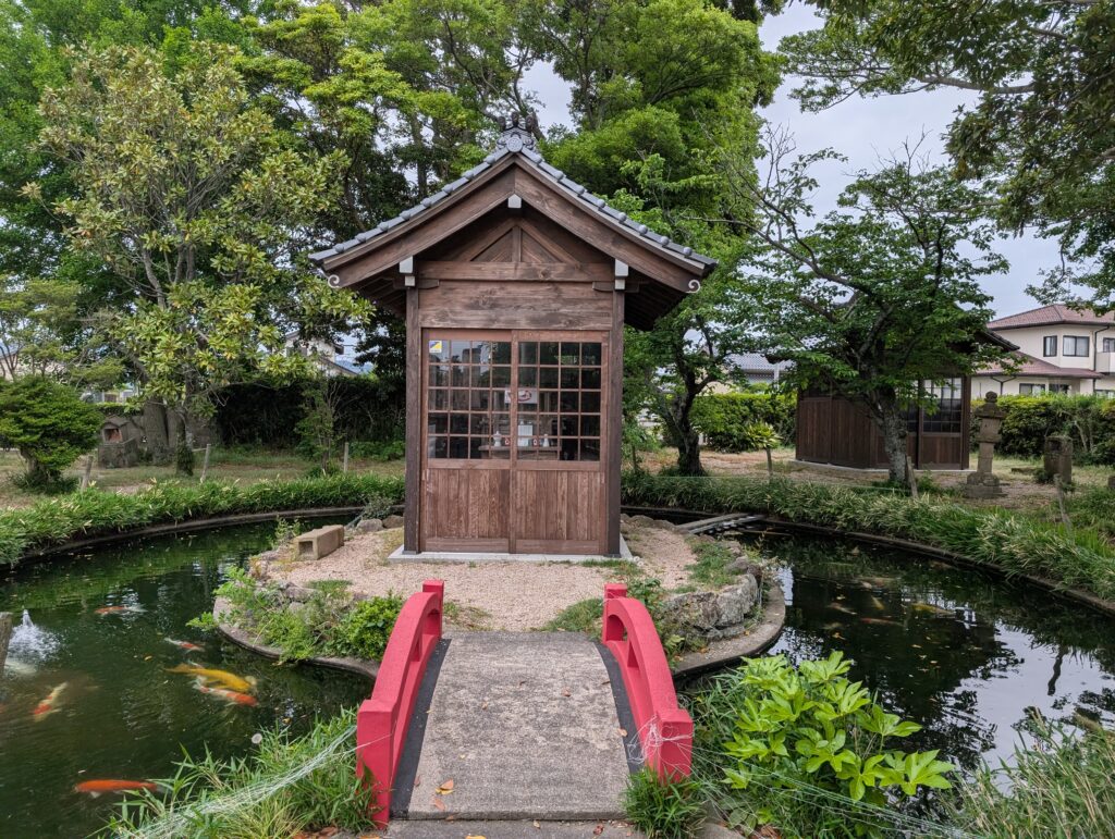 池の真ん中に奉られている弁財天